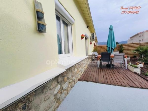 Maison de plain-pied sur 3 faces avec garage à Prades