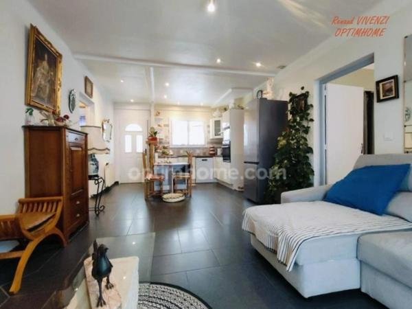 Maison de plain-pied sur 3 faces avec garage à Prades