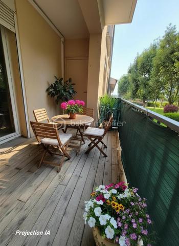 À proximité des commerces du Mas Guérido, des écoles et lycées, du parc Saint-Vicens et de la polyclinique Médipôle, venez découvrir ce bel appartement F4 de 108m2 avec garage et cave. Véritable emplacement privilégié, le secteur Sabardeil est très recherché car il offre un cadre de vie idéal, alliant calme, confort et praticité au quotidien.  
Situé au 2ᵉ étage de la résidence, cet appartement traversant profite d'une excellente exposition, offrant une belle luminosité tout au long de la journée et permettant de profiter pleinement de ses deux grands balcons.
Très fonctionnel, ce logement se compose d'un vaste double séjour, d'une cuisine indépendante et de nombreux rangements. L'espace nuit comprend trois chambres aux beaux volumes (15 m², 12 m² et 11 m²), une salle de bains ainsi qu'une salle d'eau avec WC.
Pour compléter l'ensemble, vous bénéficierez d'un garage, d'une place de stationnement privative ainsi que d'une grande cave, idéale pour le stockage. Le stationnement est également facile au pied de la résidence.
Un appartement spacieux, fonctionnel et très lumineux ; idéal pour une famille ou pour toute personne recherchant un cadre de vie confortable dans un quartier prisé de Perpignan.

Si vous souhaitez vendre votre bien sereinement, contactez-moi : Anaïs Ingaud-Jaubert EI (06.30.43.59.99). Avis de valeur gratuit sous 48h.