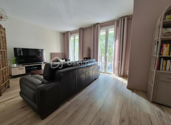 À proximité des commerces du Mas Guérido, des écoles et lycées, du parc Saint-Vicens et de la polyclinique Médipôle, venez découvrir ce bel appartement F4 de 108m2 avec garage et cave. Véritable emplacement privilégié, le secteur Sabardeil est très recherché car il offre un cadre de vie idéal, alliant calme, confort et praticité au quotidien.  
Situé au 2ᵉ étage de la résidence, cet appartement traversant profite d'une excellente exposition, offrant une belle luminosité tout au long de la journée et permettant de profiter pleinement de ses deux grands balcons.
Très fonctionnel, ce logement se compose d'un vaste double séjour, d'une cuisine indépendante et de nombreux rangements. L'espace nuit comprend trois chambres aux beaux volumes (15 m², 12 m² et 11 m²), une salle de bains ainsi qu'une salle d'eau avec WC.
Pour compléter l'ensemble, vous bénéficierez d'un garage, d'une place de stationnement privative ainsi que d'une grande cave, idéale pour le stockage. Le stationnement est également facile au pied de la résidence.
Un appartement spacieux, fonctionnel et très lumineux ; idéal pour une famille ou pour toute personne recherchant un cadre de vie confortable dans un quartier prisé de Perpignan.

Si vous souhaitez vendre votre bien sereinement, contactez-moi : Anaïs Ingaud-Jaubert EI (06.30.43.59.99). Avis de valeur gratuit sous 48h.