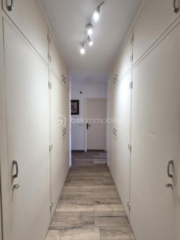À proximité des commerces du Mas Guérido, des écoles et lycées, du parc Saint-Vicens et de la polyclinique Médipôle, venez découvrir ce bel appartement F4 de 108m2 avec garage et cave. Véritable emplacement privilégié, le secteur Sabardeil est très recherché car il offre un cadre de vie idéal, alliant calme, confort et praticité au quotidien.  
Situé au 2ᵉ étage de la résidence, cet appartement traversant profite d'une excellente exposition, offrant une belle luminosité tout au long de la journée et permettant de profiter pleinement de ses deux grands balcons.
Très fonctionnel, ce logement se compose d'un vaste double séjour, d'une cuisine indépendante et de nombreux rangements. L'espace nuit comprend trois chambres aux beaux volumes (15 m², 12 m² et 11 m²), une salle de bains ainsi qu'une salle d'eau avec WC.
Pour compléter l'ensemble, vous bénéficierez d'un garage, d'une place de stationnement privative ainsi que d'une grande cave, idéale pour le stockage. Le stationnement est également facile au pied de la résidence.
Un appartement spacieux, fonctionnel et très lumineux ; idéal pour une famille ou pour toute personne recherchant un cadre de vie confortable dans un quartier prisé de Perpignan.

Si vous souhaitez vendre votre bien sereinement, contactez-moi : Anaïs Ingaud-Jaubert EI (06.30.43.59.99). Avis de valeur gratuit sous 48h.