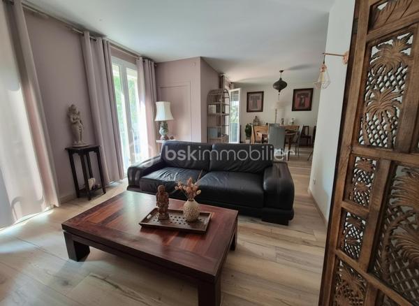 À proximité des commerces du Mas Guérido, des écoles et lycées, du parc Saint-Vicens et de la polyclinique Médipôle, venez découvrir ce bel appartement F4 de 108m2 avec garage et cave. Véritable emplacement privilégié, le secteur Sabardeil est très recherché car il offre un cadre de vie idéal, alliant calme, confort et praticité au quotidien.  
Situé au 2ᵉ étage de la résidence, cet appartement traversant profite d'une excellente exposition, offrant une belle luminosité tout au long de la journée et permettant de profiter pleinement de ses deux grands balcons.
Très fonctionnel, ce logement se compose d'un vaste double séjour, d'une cuisine indépendante et de nombreux rangements. L'espace nuit comprend trois chambres aux beaux volumes (15 m², 12 m² et 11 m²), une salle de bains ainsi qu'une salle d'eau avec WC.
Pour compléter l'ensemble, vous bénéficierez d'un garage, d'une place de stationnement privative ainsi que d'une grande cave, idéale pour le stockage. Le stationnement est également facile au pied de la résidence.
Un appartement spacieux, fonctionnel et très lumineux ; idéal pour une famille ou pour toute personne recherchant un cadre de vie confortable dans un quartier prisé de Perpignan.

Si vous souhaitez vendre votre bien sereinement, contactez-moi : Anaïs Ingaud-Jaubert EI (06.30.43.59.99). Avis de valeur gratuit sous 48h.