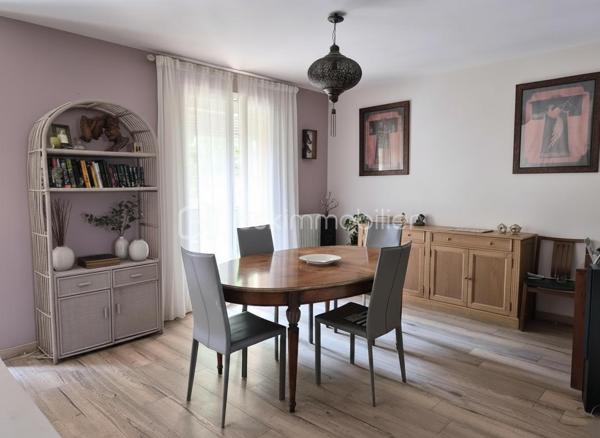 À proximité des commerces du Mas Guérido, des écoles et lycées, du parc Saint-Vicens et de la polyclinique Médipôle, venez découvrir ce bel appartement F4 de 108m2 avec garage et cave. Véritable emplacement privilégié, le secteur Sabardeil est très recherché car il offre un cadre de vie idéal, alliant calme, confort et praticité au quotidien.  
Situé au 2ᵉ étage de la résidence, cet appartement traversant profite d'une excellente exposition, offrant une belle luminosité tout au long de la journée et permettant de profiter pleinement de ses deux grands balcons.
Très fonctionnel, ce logement se compose d'un vaste double séjour, d'une cuisine indépendante et de nombreux rangements. L'espace nuit comprend trois chambres aux beaux volumes (15 m², 12 m² et 11 m²), une salle de bains ainsi qu'une salle d'eau avec WC.
Pour compléter l'ensemble, vous bénéficierez d'un garage, d'une place de stationnement privative ainsi que d'une grande cave, idéale pour le stockage. Le stationnement est également facile au pied de la résidence.
Un appartement spacieux, fonctionnel et très lumineux ; idéal pour une famille ou pour toute personne recherchant un cadre de vie confortable dans un quartier prisé de Perpignan.

Si vous souhaitez vendre votre bien sereinement, contactez-moi : Anaïs Ingaud-Jaubert EI (06.30.43.59.99). Avis de valeur gratuit sous 48h.