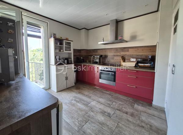 À proximité des commerces du Mas Guérido, des écoles et lycées, du parc Saint-Vicens et de la polyclinique Médipôle, venez découvrir ce bel appartement F4 de 108m2 avec garage et cave. Véritable emplacement privilégié, le secteur Sabardeil est très recherché car il offre un cadre de vie idéal, alliant calme, confort et praticité au quotidien.  
Situé au 2ᵉ étage de la résidence, cet appartement traversant profite d'une excellente exposition, offrant une belle luminosité tout au long de la journée et permettant de profiter pleinement de ses deux grands balcons.
Très fonctionnel, ce logement se compose d'un vaste double séjour, d'une cuisine indépendante et de nombreux rangements. L'espace nuit comprend trois chambres aux beaux volumes (15 m², 12 m² et 11 m²), une salle de bains ainsi qu'une salle d'eau avec WC.
Pour compléter l'ensemble, vous bénéficierez d'un garage, d'une place de stationnement privative ainsi que d'une grande cave, idéale pour le stockage. Le stationnement est également facile au pied de la résidence.
Un appartement spacieux, fonctionnel et très lumineux ; idéal pour une famille ou pour toute personne recherchant un cadre de vie confortable dans un quartier prisé de Perpignan.

Si vous souhaitez vendre votre bien sereinement, contactez-moi : Anaïs Ingaud-Jaubert EI (06.30.43.59.99). Avis de valeur gratuit sous 48h.