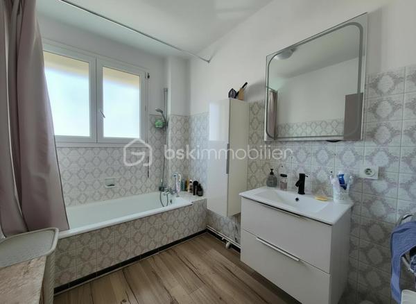 À proximité des commerces du Mas Guérido, des écoles et lycées, du parc Saint-Vicens et de la polyclinique Médipôle, venez découvrir ce bel appartement F4 de 108m2 avec garage et cave. Véritable emplacement privilégié, le secteur Sabardeil est très recherché car il offre un cadre de vie idéal, alliant calme, confort et praticité au quotidien.  
Situé au 2ᵉ étage de la résidence, cet appartement traversant profite d'une excellente exposition, offrant une belle luminosité tout au long de la journée et permettant de profiter pleinement de ses deux grands balcons.
Très fonctionnel, ce logement se compose d'un vaste double séjour, d'une cuisine indépendante et de nombreux rangements. L'espace nuit comprend trois chambres aux beaux volumes (15 m², 12 m² et 11 m²), une salle de bains ainsi qu'une salle d'eau avec WC.
Pour compléter l'ensemble, vous bénéficierez d'un garage, d'une place de stationnement privative ainsi que d'une grande cave, idéale pour le stockage. Le stationnement est également facile au pied de la résidence.
Un appartement spacieux, fonctionnel et très lumineux ; idéal pour une famille ou pour toute personne recherchant un cadre de vie confortable dans un quartier prisé de Perpignan.

Si vous souhaitez vendre votre bien sereinement, contactez-moi : Anaïs Ingaud-Jaubert EI (06.30.43.59.99). Avis de valeur gratuit sous 48h.