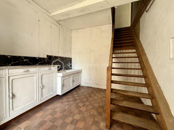 Idéalement situé en centre ville de Wormhout, sur la Grand'Place, cet immeuble de rapport de 300 m² libre de toute occupation se compose d'une partie commerciale en rez-de-chaussée ainsi que d'un logement à l'étage.

Le local commercial d'environ 130 m² avec une excellente visibilité offre une configuration modulable, permettant une division en deux cellules commerciales indépendantes, chacune disposant de son accès, ce qui ouvre la voie à une optimisation du rendement locatif. Cave. Divers points d'eaux.
A l'étage, une réserve de 77m² supplémentaire, accessible depuis le local commercial offre diverses possibilités (agrandissement de l'appartement type loft, création de bureaux...)

L'appartement bénéficie d'une entrée indépendante, avec ses volumes généreux, il se compose d'un hall d'entrée en rez-de-chaussée, au 1er étage un couloir dessert une cuisine, une pièce de vie avec vue sur l'église de le centre-ville, 2 chambres et une salle de bains. Travaux à prévoir dans l'appartement, idéal pour défiscaliser !

L'ensemble immobilier représente une opportunité d'investissement sécurisée, dans une commune dynamique et recherchée avec une demande locative constante pour les surfaces commerciales comme résidentielles.
Estimatif des revenus locatifs (local et appartement) : 2350 €