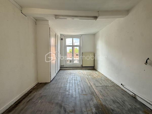 Idéalement situé en centre ville de Wormhout, sur la Grand'Place, cet immeuble de rapport de 300 m² libre de toute occupation se compose d'une partie commerciale en rez-de-chaussée ainsi que d'un logement à l'étage.

Le local commercial d'environ 130 m² avec une excellente visibilité offre une configuration modulable, permettant une division en deux cellules commerciales indépendantes, chacune disposant de son accès, ce qui ouvre la voie à une optimisation du rendement locatif. Cave. Divers points d'eaux.
A l'étage, une réserve de 77m² supplémentaire, accessible depuis le local commercial offre diverses possibilités (agrandissement de l'appartement type loft, création de bureaux...)

L'appartement bénéficie d'une entrée indépendante, avec ses volumes généreux, il se compose d'un hall d'entrée en rez-de-chaussée, au 1er étage un couloir dessert une cuisine, une pièce de vie avec vue sur l'église de le centre-ville, 2 chambres et une salle de bains. Travaux à prévoir dans l'appartement, idéal pour défiscaliser !

L'ensemble immobilier représente une opportunité d'investissement sécurisée, dans une commune dynamique et recherchée avec une demande locative constante pour les surfaces commerciales comme résidentielles.
Estimatif des revenus locatifs (local et appartement) : 2350 €