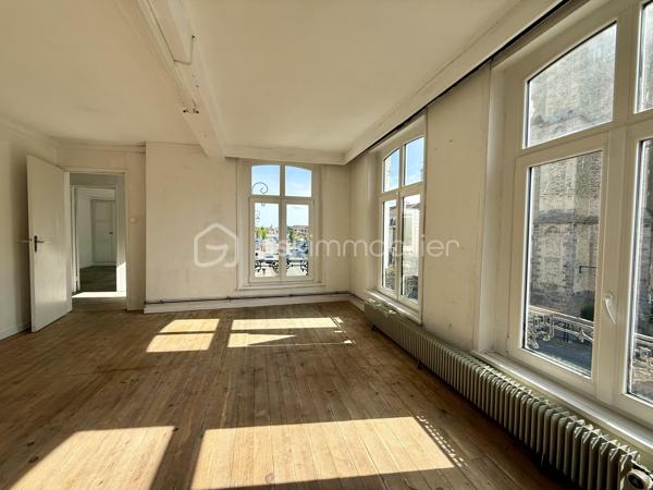 Idéalement situé en centre ville de Wormhout, sur la Grand'Place, cet immeuble de rapport de 300 m² libre de toute occupation se compose d'une partie commerciale en rez-de-chaussée ainsi que d'un logement à l'étage.

Le local commercial d'environ 130 m² avec une excellente visibilité offre une configuration modulable, permettant une division en deux cellules commerciales indépendantes, chacune disposant de son accès, ce qui ouvre la voie à une optimisation du rendement locatif. Cave. Divers points d'eaux.
A l'étage, une réserve de 77m² supplémentaire, accessible depuis le local commercial offre diverses possibilités (agrandissement de l'appartement type loft, création de bureaux...)

L'appartement bénéficie d'une entrée indépendante, avec ses volumes généreux, il se compose d'un hall d'entrée en rez-de-chaussée, au 1er étage un couloir dessert une cuisine, une pièce de vie avec vue sur l'église de le centre-ville, 2 chambres et une salle de bains. Travaux à prévoir dans l'appartement, idéal pour défiscaliser !

L'ensemble immobilier représente une opportunité d'investissement sécurisée, dans une commune dynamique et recherchée avec une demande locative constante pour les surfaces commerciales comme résidentielles.
Estimatif des revenus locatifs (local et appartement) : 2350 €