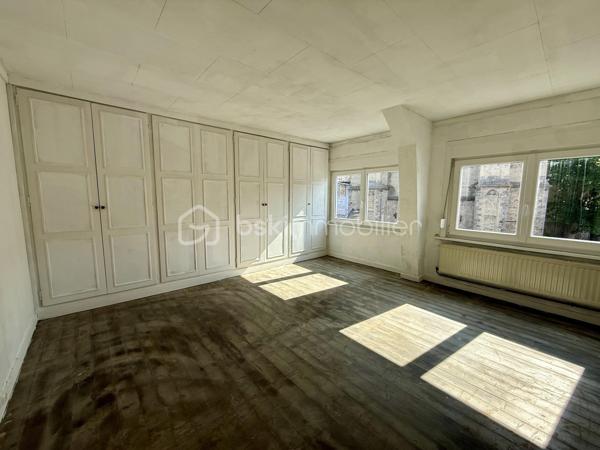 Idéalement situé en centre ville de Wormhout, sur la Grand'Place, cet immeuble de rapport de 300 m² libre de toute occupation se compose d'une partie commerciale en rez-de-chaussée ainsi que d'un logement à l'étage.

Le local commercial d'environ 130 m² avec une excellente visibilité offre une configuration modulable, permettant une division en deux cellules commerciales indépendantes, chacune disposant de son accès, ce qui ouvre la voie à une optimisation du rendement locatif. Cave. Divers points d'eaux.
A l'étage, une réserve de 77m² supplémentaire, accessible depuis le local commercial offre diverses possibilités (agrandissement de l'appartement type loft, création de bureaux...)

L'appartement bénéficie d'une entrée indépendante, avec ses volumes généreux, il se compose d'un hall d'entrée en rez-de-chaussée, au 1er étage un couloir dessert une cuisine, une pièce de vie avec vue sur l'église de le centre-ville, 2 chambres et une salle de bains. Travaux à prévoir dans l'appartement, idéal pour défiscaliser !

L'ensemble immobilier représente une opportunité d'investissement sécurisée, dans une commune dynamique et recherchée avec une demande locative constante pour les surfaces commerciales comme résidentielles.
Estimatif des revenus locatifs (local et appartement) : 2350 €