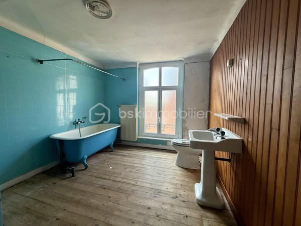 Idéalement situé en centre ville de Wormhout, sur la Grand'Place, cet immeuble de rapport de 300 m² libre de toute occupation se compose d'une partie commerciale en rez-de-chaussée ainsi que d'un logement à l'étage.

Le local commercial d'environ 130 m² avec une excellente visibilité offre une configuration modulable, permettant une division en deux cellules commerciales indépendantes, chacune disposant de son accès, ce qui ouvre la voie à une optimisation du rendement locatif. Cave. Divers points d'eaux.
A l'étage, une réserve de 77m² supplémentaire, accessible depuis le local commercial offre diverses possibilités (agrandissement de l'appartement type loft, création de bureaux...)

L'appartement bénéficie d'une entrée indépendante, avec ses volumes généreux, il se compose d'un hall d'entrée en rez-de-chaussée, au 1er étage un couloir dessert une cuisine, une pièce de vie avec vue sur l'église de le centre-ville, 2 chambres et une salle de bains. Travaux à prévoir dans l'appartement, idéal pour défiscaliser !

L'ensemble immobilier représente une opportunité d'investissement sécurisée, dans une commune dynamique et recherchée avec une demande locative constante pour les surfaces commerciales comme résidentielles.
Estimatif des revenus locatifs (local et appartement) : 2350 €