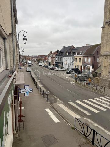 Idéalement situé en centre ville de Wormhout, sur la Grand'Place, cet immeuble de rapport de 300 m² libre de toute occupation se compose d'une partie commerciale en rez-de-chaussée ainsi que d'un logement à l'étage.

Le local commercial d'environ 130 m² avec une excellente visibilité offre une configuration modulable, permettant une division en deux cellules commerciales indépendantes, chacune disposant de son accès, ce qui ouvre la voie à une optimisation du rendement locatif. Cave. Divers points d'eaux.
A l'étage, une réserve de 77m² supplémentaire, accessible depuis le local commercial offre diverses possibilités (agrandissement de l'appartement type loft, création de bureaux...)

L'appartement bénéficie d'une entrée indépendante, avec ses volumes généreux, il se compose d'un hall d'entrée en rez-de-chaussée, au 1er étage un couloir dessert une cuisine, une pièce de vie avec vue sur l'église de le centre-ville, 2 chambres et une salle de bains. Travaux à prévoir dans l'appartement, idéal pour défiscaliser !

L'ensemble immobilier représente une opportunité d'investissement sécurisée, dans une commune dynamique et recherchée avec une demande locative constante pour les surfaces commerciales comme résidentielles.
Estimatif des revenus locatifs (local et appartement) : 2350 €