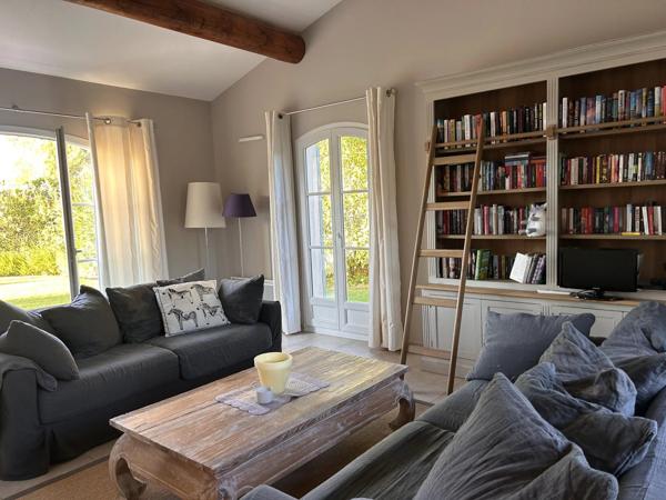 Maison directement sur le fairway du golf de pont royal avec piscine