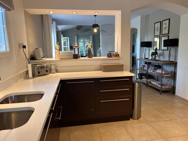 Maison directement sur le fairway du golf de pont royal avec piscine