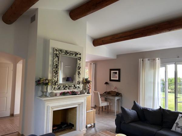 Maison directement sur le fairway du golf de pont royal avec piscine