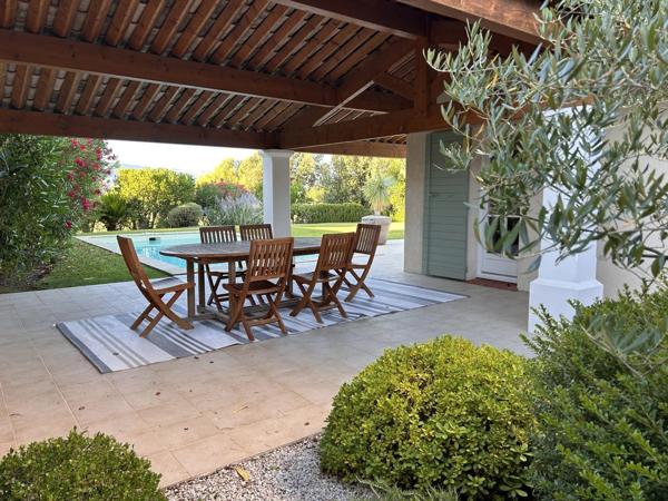 Maison directement sur le fairway du golf de pont royal avec piscine