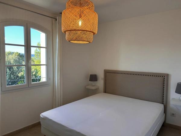 Maison directement sur le fairway du golf de pont royal avec piscine