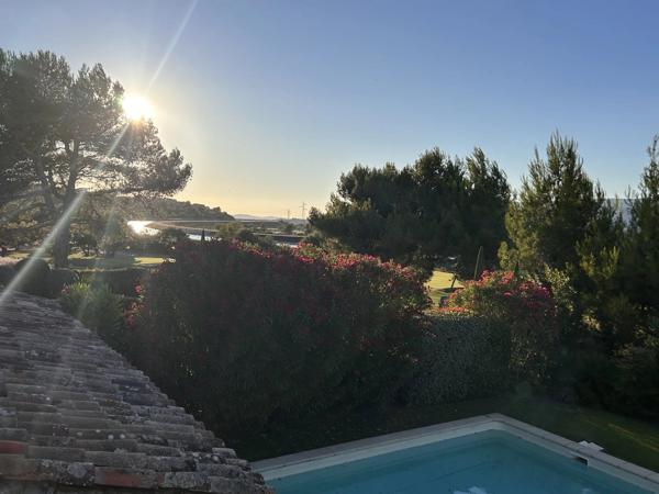 Maison directement sur le fairway du golf de pont royal avec piscine