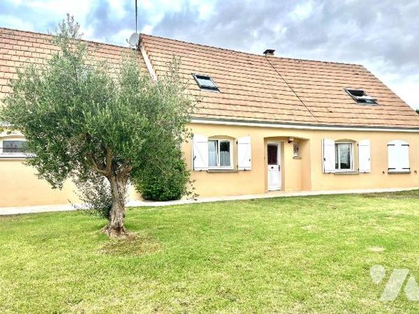 Maison construite en 2002 avec de beaux volumes comprenant  6 pièces au total, dont 4 chambres ...