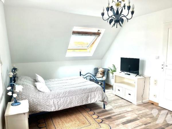 Maison construite en 2002 avec de beaux volumes comprenant  6 pièces au total, dont 4 chambres ...