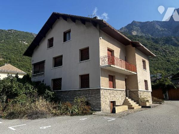 Grande maison de 4 appartements - 5 garages - hangar