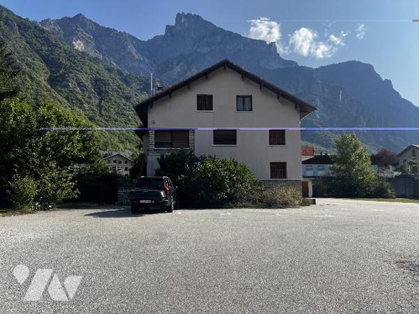 Grande maison de 4 appartements - 5 garages - hangar