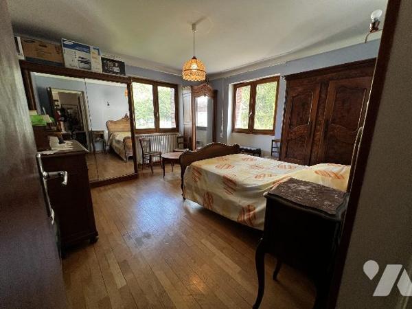 Grande maison de 4 appartements - 5 garages - hangar