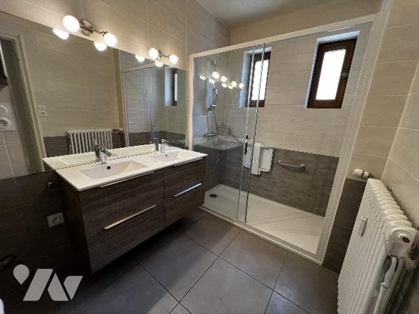 Grande maison de 4 appartements - 5 garages - hangar