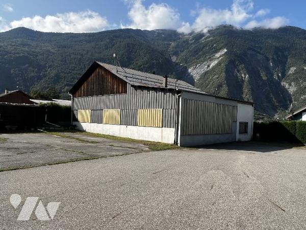 Grande maison de 4 appartements - 5 garages - hangar
