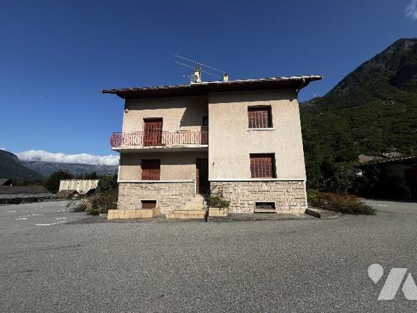 Grande maison de 4 appartements - 5 garages - hangar