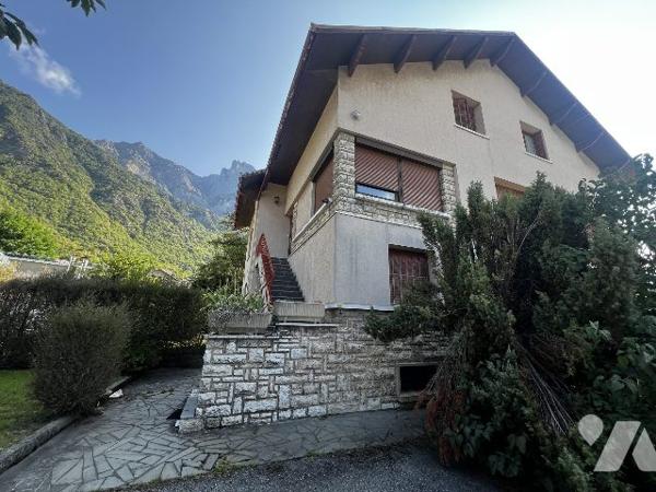 Grande maison de 4 appartements - 5 garages - hangar