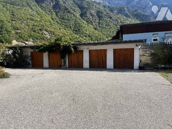 Grande maison de 4 appartements - 5 garages - hangar