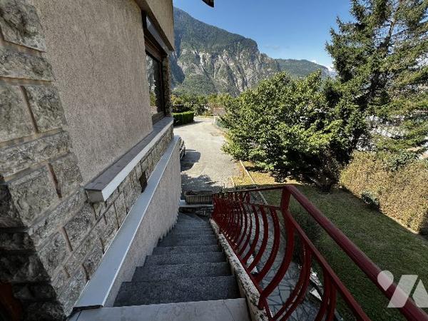 Grande maison de 4 appartements - 5 garages - hangar