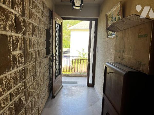 Grande maison de 4 appartements - 5 garages - hangar