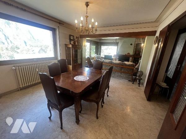 Grande maison de 4 appartements - 5 garages - hangar