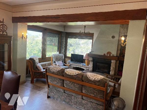 Grande maison de 4 appartements - 5 garages - hangar