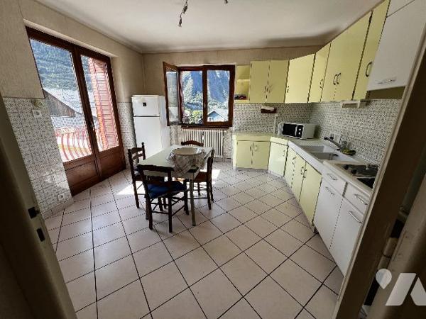 Grande maison de 4 appartements - 5 garages - hangar