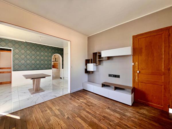 PROCHES COMMERCES ET ÉCOLES