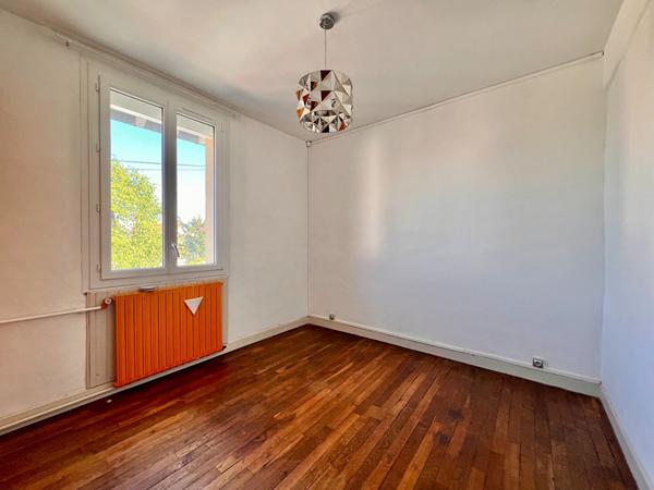 PROCHES COMMERCES ET ÉCOLES