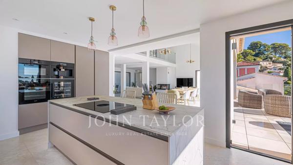 Villa rénovée vue mer - Proche Cannes