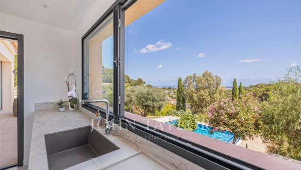 Villa rénovée vue mer - Proche Cannes