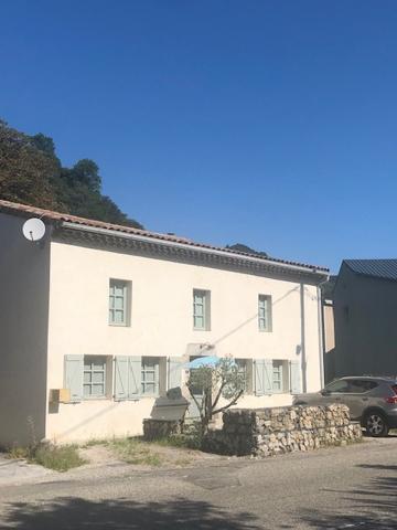Maison entièrement reconstruite - terrasse, jardin, parking - séparable en deux - accès rivière Vals-les-Bains (07600)