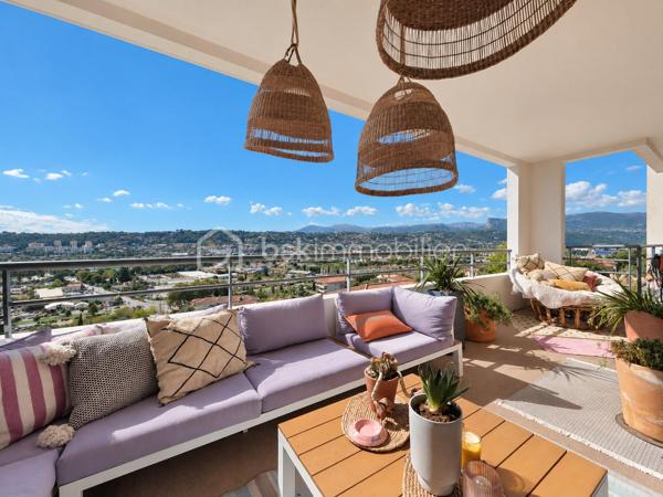 Au cœur du secteur résidentiel recherché de la Corniche Fleurie, découvrez ce superbe appartement 3 pièces de 66 m², bénéficiant d’une exposition ouest et d’une vue panoramique dégagée sur les collines et les montagnes.

Dès l’entrée, vous apprécierez son agencement fonctionnel et son ambiance contemporaine. La pièce de vie, particulièrement lumineuse, se compose d’un séjour avec cuisine américaine haut de gamme, entièrement aménagée et équipée.

Cet espace s’ouvre sur une belle terrasse de 16 m², véritable prolongement du séjour. Sans vis-à-vis, elle offre un cadre privilégié pour profiter du calme, de la vue et des magnifiques couchers de soleil.

L’espace nuit comprend deux chambres confortables et lumineuses, une salle de bains ainsi qu’un WC indépendant.

Situé au sein d’une résidence sécurisée et parfaitement entretenue, l’appartement bénéficie d’un environnement paysager particulièrement agréable et de prestations recherchées :
- piscine avec pool house et vestiaires ;
- terrain de pétanque ;
- espaces verts paysagers ;
- espace de réception commun situé au-dessus de la piscine.

Un garage fermé de 15 m² complète ce bien, un véritable atout dans le secteur.

Une propriété idéale pour une résidence principale comme pour un investissement patrimonial, réunissant luminosité, vue dégagée, extérieur généreux et qualité de vie.

À découvrir sans tarder.