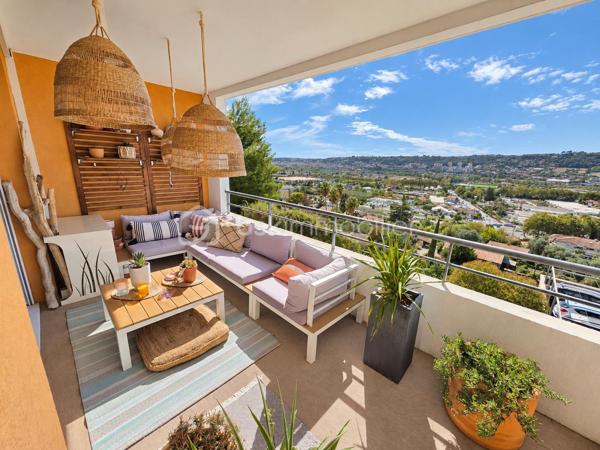 Au cœur du secteur résidentiel recherché de la Corniche Fleurie, découvrez ce superbe appartement 3 pièces de 66 m², bénéficiant d’une exposition ouest et d’une vue panoramique dégagée sur les collines et les montagnes.

Dès l’entrée, vous apprécierez son agencement fonctionnel et son ambiance contemporaine. La pièce de vie, particulièrement lumineuse, se compose d’un séjour avec cuisine américaine haut de gamme, entièrement aménagée et équipée.

Cet espace s’ouvre sur une belle terrasse de 16 m², véritable prolongement du séjour. Sans vis-à-vis, elle offre un cadre privilégié pour profiter du calme, de la vue et des magnifiques couchers de soleil.

L’espace nuit comprend deux chambres confortables et lumineuses, une salle de bains ainsi qu’un WC indépendant.

Situé au sein d’une résidence sécurisée et parfaitement entretenue, l’appartement bénéficie d’un environnement paysager particulièrement agréable et de prestations recherchées :
- piscine avec pool house et vestiaires ;
- terrain de pétanque ;
- espaces verts paysagers ;
- espace de réception commun situé au-dessus de la piscine.

Un garage fermé de 15 m² complète ce bien, un véritable atout dans le secteur.

Une propriété idéale pour une résidence principale comme pour un investissement patrimonial, réunissant luminosité, vue dégagée, extérieur généreux et qualité de vie.

À découvrir sans tarder.