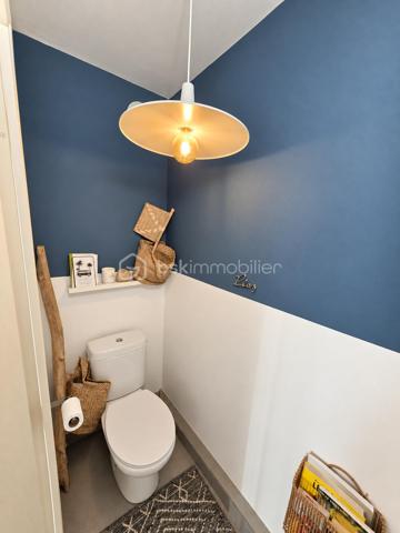 Au cœur du secteur résidentiel recherché de la Corniche Fleurie, découvrez ce superbe appartement 3 pièces de 66 m², bénéficiant d’une exposition ouest et d’une vue panoramique dégagée sur les collines et les montagnes.

Dès l’entrée, vous apprécierez son agencement fonctionnel et son ambiance contemporaine. La pièce de vie, particulièrement lumineuse, se compose d’un séjour avec cuisine américaine haut de gamme, entièrement aménagée et équipée.

Cet espace s’ouvre sur une belle terrasse de 16 m², véritable prolongement du séjour. Sans vis-à-vis, elle offre un cadre privilégié pour profiter du calme, de la vue et des magnifiques couchers de soleil.

L’espace nuit comprend deux chambres confortables et lumineuses, une salle de bains ainsi qu’un WC indépendant.

Situé au sein d’une résidence sécurisée et parfaitement entretenue, l’appartement bénéficie d’un environnement paysager particulièrement agréable et de prestations recherchées :
- piscine avec pool house et vestiaires ;
- terrain de pétanque ;
- espaces verts paysagers ;
- espace de réception commun situé au-dessus de la piscine.

Un garage fermé de 15 m² complète ce bien, un véritable atout dans le secteur.

Une propriété idéale pour une résidence principale comme pour un investissement patrimonial, réunissant luminosité, vue dégagée, extérieur généreux et qualité de vie.

À découvrir sans tarder.