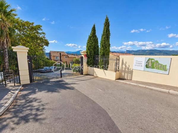Au cœur du secteur résidentiel recherché de la Corniche Fleurie, découvrez ce superbe appartement 3 pièces de 66 m², bénéficiant d’une exposition ouest et d’une vue panoramique dégagée sur les collines et les montagnes.

Dès l’entrée, vous apprécierez son agencement fonctionnel et son ambiance contemporaine. La pièce de vie, particulièrement lumineuse, se compose d’un séjour avec cuisine américaine haut de gamme, entièrement aménagée et équipée.

Cet espace s’ouvre sur une belle terrasse de 16 m², véritable prolongement du séjour. Sans vis-à-vis, elle offre un cadre privilégié pour profiter du calme, de la vue et des magnifiques couchers de soleil.

L’espace nuit comprend deux chambres confortables et lumineuses, une salle de bains ainsi qu’un WC indépendant.

Situé au sein d’une résidence sécurisée et parfaitement entretenue, l’appartement bénéficie d’un environnement paysager particulièrement agréable et de prestations recherchées :
- piscine avec pool house et vestiaires ;
- terrain de pétanque ;
- espaces verts paysagers ;
- espace de réception commun situé au-dessus de la piscine.

Un garage fermé de 15 m² complète ce bien, un véritable atout dans le secteur.

Une propriété idéale pour une résidence principale comme pour un investissement patrimonial, réunissant luminosité, vue dégagée, extérieur généreux et qualité de vie.

À découvrir sans tarder.