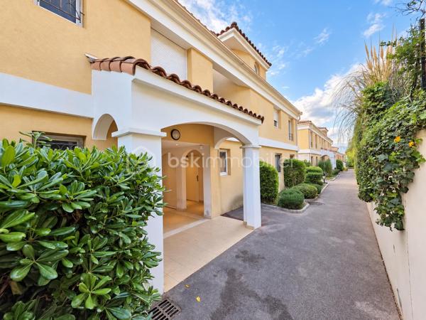 Au cœur du secteur résidentiel recherché de la Corniche Fleurie, découvrez ce superbe appartement 3 pièces de 66 m², bénéficiant d’une exposition ouest et d’une vue panoramique dégagée sur les collines et les montagnes.

Dès l’entrée, vous apprécierez son agencement fonctionnel et son ambiance contemporaine. La pièce de vie, particulièrement lumineuse, se compose d’un séjour avec cuisine américaine haut de gamme, entièrement aménagée et équipée.

Cet espace s’ouvre sur une belle terrasse de 16 m², véritable prolongement du séjour. Sans vis-à-vis, elle offre un cadre privilégié pour profiter du calme, de la vue et des magnifiques couchers de soleil.

L’espace nuit comprend deux chambres confortables et lumineuses, une salle de bains ainsi qu’un WC indépendant.

Situé au sein d’une résidence sécurisée et parfaitement entretenue, l’appartement bénéficie d’un environnement paysager particulièrement agréable et de prestations recherchées :
- piscine avec pool house et vestiaires ;
- terrain de pétanque ;
- espaces verts paysagers ;
- espace de réception commun situé au-dessus de la piscine.

Un garage fermé de 15 m² complète ce bien, un véritable atout dans le secteur.

Une propriété idéale pour une résidence principale comme pour un investissement patrimonial, réunissant luminosité, vue dégagée, extérieur généreux et qualité de vie.

À découvrir sans tarder.