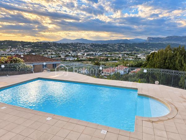 Au cœur du secteur résidentiel recherché de la Corniche Fleurie, découvrez ce superbe appartement 3 pièces de 66 m², bénéficiant d’une exposition ouest et d’une vue panoramique dégagée sur les collines et les montagnes.

Dès l’entrée, vous apprécierez son agencement fonctionnel et son ambiance contemporaine. La pièce de vie, particulièrement lumineuse, se compose d’un séjour avec cuisine américaine haut de gamme, entièrement aménagée et équipée.

Cet espace s’ouvre sur une belle terrasse de 16 m², véritable prolongement du séjour. Sans vis-à-vis, elle offre un cadre privilégié pour profiter du calme, de la vue et des magnifiques couchers de soleil.

L’espace nuit comprend deux chambres confortables et lumineuses, une salle de bains ainsi qu’un WC indépendant.

Situé au sein d’une résidence sécurisée et parfaitement entretenue, l’appartement bénéficie d’un environnement paysager particulièrement agréable et de prestations recherchées :
- piscine avec pool house et vestiaires ;
- terrain de pétanque ;
- espaces verts paysagers ;
- espace de réception commun situé au-dessus de la piscine.

Un garage fermé de 15 m² complète ce bien, un véritable atout dans le secteur.

Une propriété idéale pour une résidence principale comme pour un investissement patrimonial, réunissant luminosité, vue dégagée, extérieur généreux et qualité de vie.

À découvrir sans tarder.