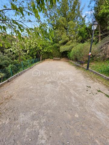 Au cœur du secteur résidentiel recherché de la Corniche Fleurie, découvrez ce superbe appartement 3 pièces de 66 m², bénéficiant d’une exposition ouest et d’une vue panoramique dégagée sur les collines et les montagnes.

Dès l’entrée, vous apprécierez son agencement fonctionnel et son ambiance contemporaine. La pièce de vie, particulièrement lumineuse, se compose d’un séjour avec cuisine américaine haut de gamme, entièrement aménagée et équipée.

Cet espace s’ouvre sur une belle terrasse de 16 m², véritable prolongement du séjour. Sans vis-à-vis, elle offre un cadre privilégié pour profiter du calme, de la vue et des magnifiques couchers de soleil.

L’espace nuit comprend deux chambres confortables et lumineuses, une salle de bains ainsi qu’un WC indépendant.

Situé au sein d’une résidence sécurisée et parfaitement entretenue, l’appartement bénéficie d’un environnement paysager particulièrement agréable et de prestations recherchées :
- piscine avec pool house et vestiaires ;
- terrain de pétanque ;
- espaces verts paysagers ;
- espace de réception commun situé au-dessus de la piscine.

Un garage fermé de 15 m² complète ce bien, un véritable atout dans le secteur.

Une propriété idéale pour une résidence principale comme pour un investissement patrimonial, réunissant luminosité, vue dégagée, extérieur généreux et qualité de vie.

À découvrir sans tarder.