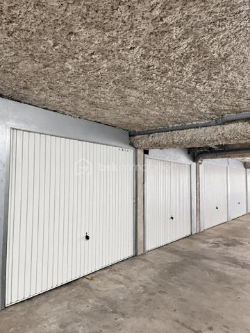 Au cœur du secteur résidentiel recherché de la Corniche Fleurie, découvrez ce superbe appartement 3 pièces de 66 m², bénéficiant d’une exposition ouest et d’une vue panoramique dégagée sur les collines et les montagnes.

Dès l’entrée, vous apprécierez son agencement fonctionnel et son ambiance contemporaine. La pièce de vie, particulièrement lumineuse, se compose d’un séjour avec cuisine américaine haut de gamme, entièrement aménagée et équipée.

Cet espace s’ouvre sur une belle terrasse de 16 m², véritable prolongement du séjour. Sans vis-à-vis, elle offre un cadre privilégié pour profiter du calme, de la vue et des magnifiques couchers de soleil.

L’espace nuit comprend deux chambres confortables et lumineuses, une salle de bains ainsi qu’un WC indépendant.

Situé au sein d’une résidence sécurisée et parfaitement entretenue, l’appartement bénéficie d’un environnement paysager particulièrement agréable et de prestations recherchées :
- piscine avec pool house et vestiaires ;
- terrain de pétanque ;
- espaces verts paysagers ;
- espace de réception commun situé au-dessus de la piscine.

Un garage fermé de 15 m² complète ce bien, un véritable atout dans le secteur.

Une propriété idéale pour une résidence principale comme pour un investissement patrimonial, réunissant luminosité, vue dégagée, extérieur généreux et qualité de vie.

À découvrir sans tarder.