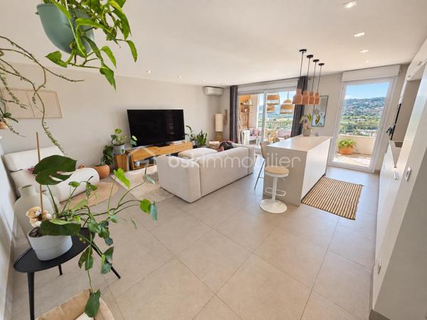 Au cœur du secteur résidentiel recherché de la Corniche Fleurie, découvrez ce superbe appartement 3 pièces de 66 m², bénéficiant d’une exposition ouest et d’une vue panoramique dégagée sur les collines et les montagnes.

Dès l’entrée, vous apprécierez son agencement fonctionnel et son ambiance contemporaine. La pièce de vie, particulièrement lumineuse, se compose d’un séjour avec cuisine américaine haut de gamme, entièrement aménagée et équipée.

Cet espace s’ouvre sur une belle terrasse de 16 m², véritable prolongement du séjour. Sans vis-à-vis, elle offre un cadre privilégié pour profiter du calme, de la vue et des magnifiques couchers de soleil.

L’espace nuit comprend deux chambres confortables et lumineuses, une salle de bains ainsi qu’un WC indépendant.

Situé au sein d’une résidence sécurisée et parfaitement entretenue, l’appartement bénéficie d’un environnement paysager particulièrement agréable et de prestations recherchées :
- piscine avec pool house et vestiaires ;
- terrain de pétanque ;
- espaces verts paysagers ;
- espace de réception commun situé au-dessus de la piscine.

Un garage fermé de 15 m² complète ce bien, un véritable atout dans le secteur.

Une propriété idéale pour une résidence principale comme pour un investissement patrimonial, réunissant luminosité, vue dégagée, extérieur généreux et qualité de vie.

À découvrir sans tarder.